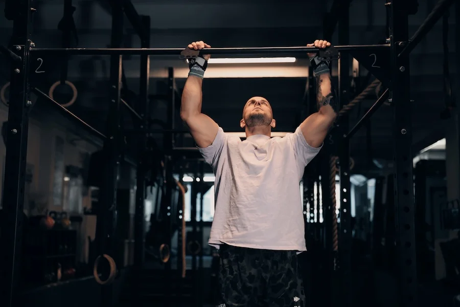 Athlet an einer Pull-up-Stange