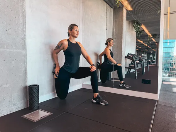 Frau, die einen Couch Stretch macht